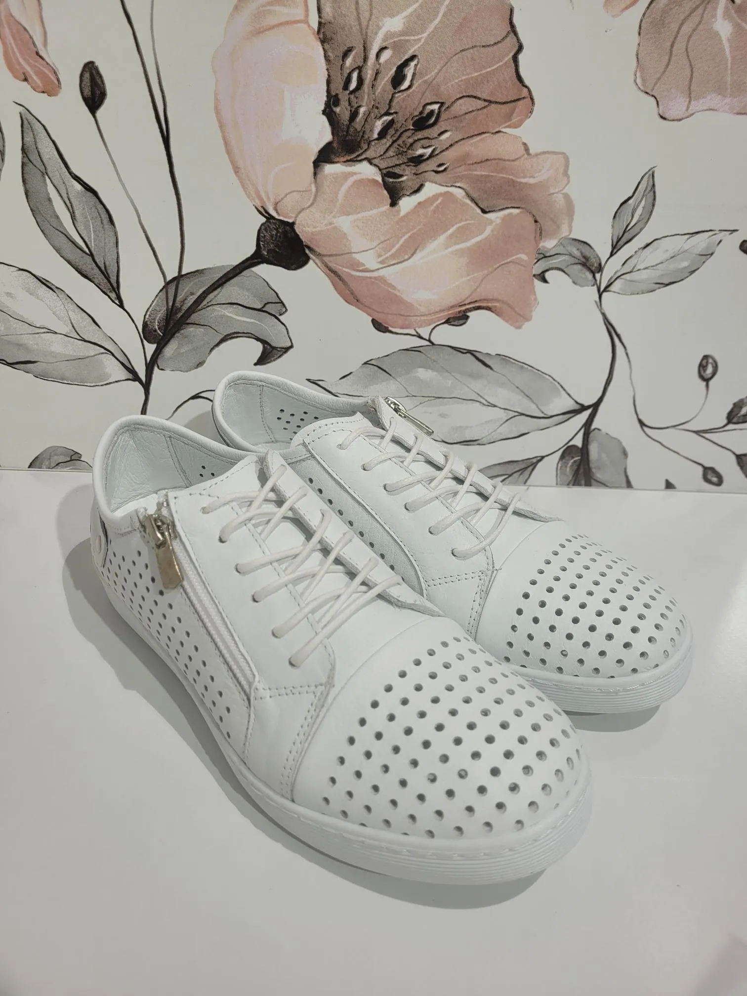 EG17 White by Cabello