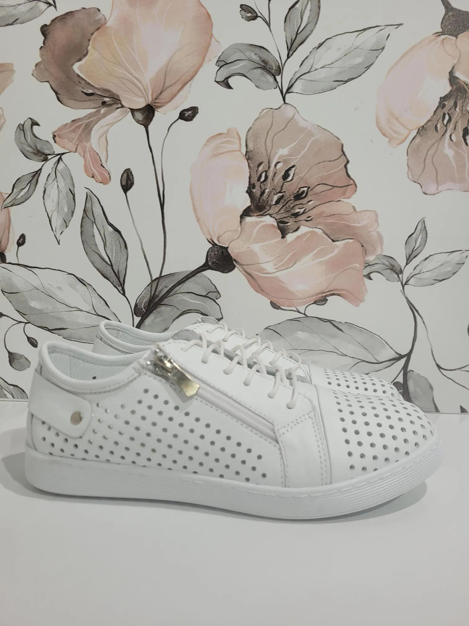 EG17 White by Cabello