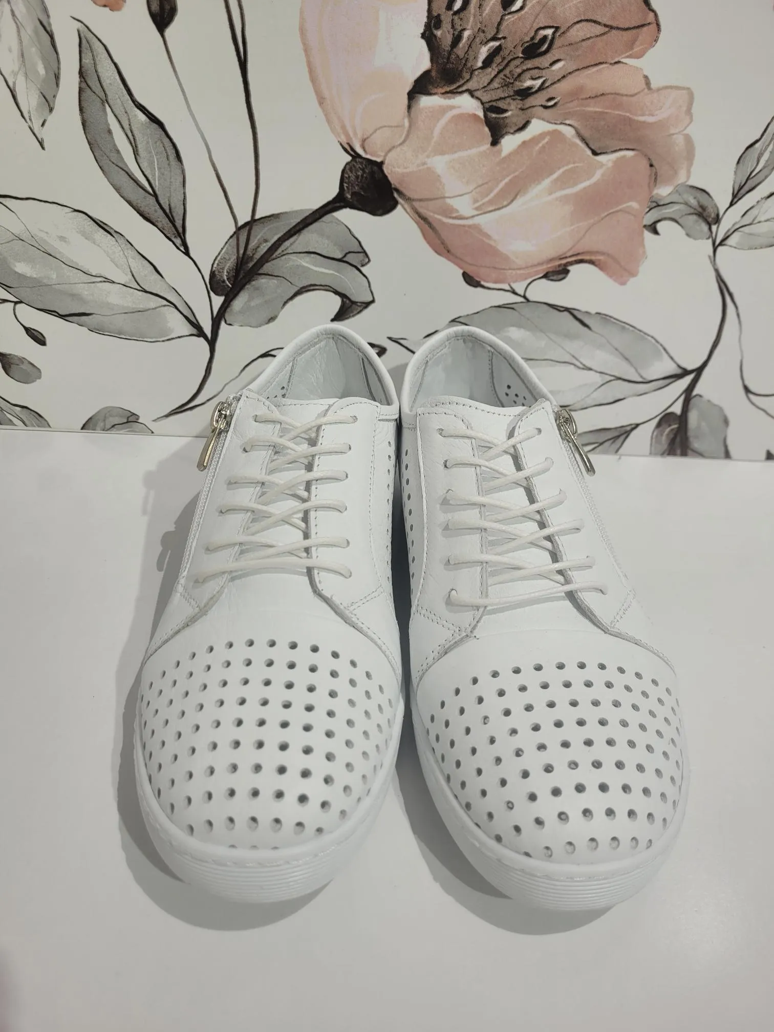 EG17 White by Cabello